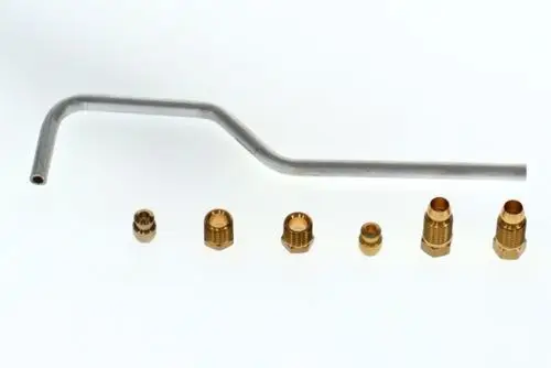 BOSCH Zündgasrohr mit einer gebogenen Metallleitung und mehreren messingfarbigen Fittings in unterschiedlichen Größen auf einem neutralen Hintergrund.